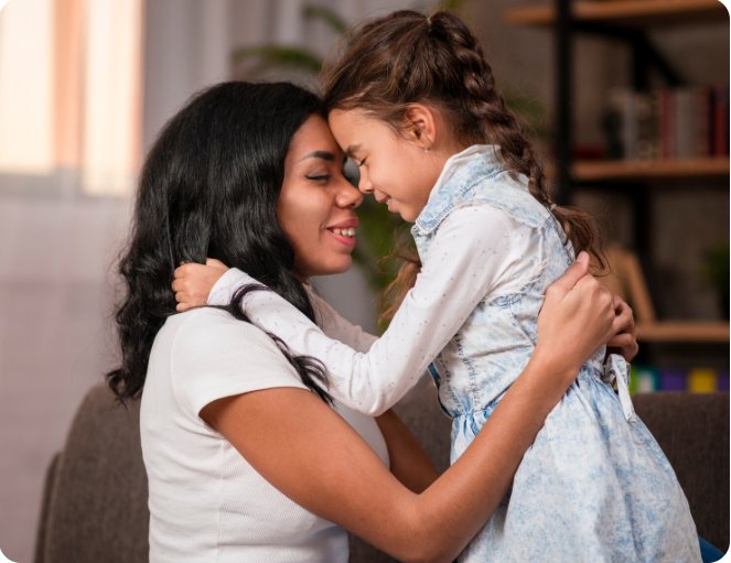 Mãe e filha se abraçando: pensão alimentícia protege o sustento dos filhos após o divórcio